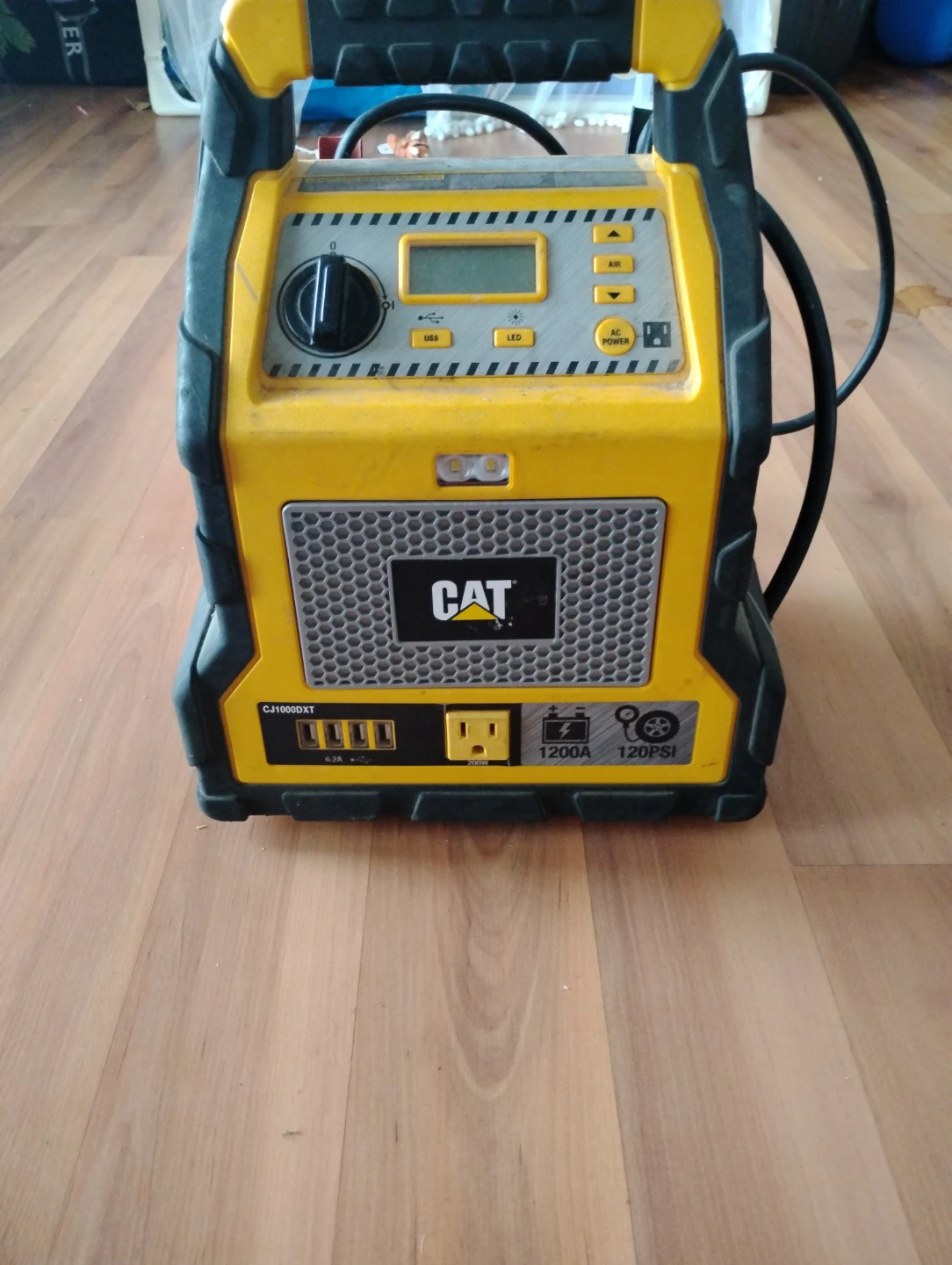CAT CJ10000XT 1200A Jump Starter & Air Compressor - photo 2