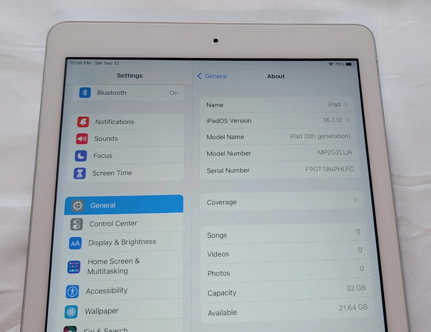 VERY NICE SILVER APPLE iPad 5 32GB WIFI $85 - photo 2