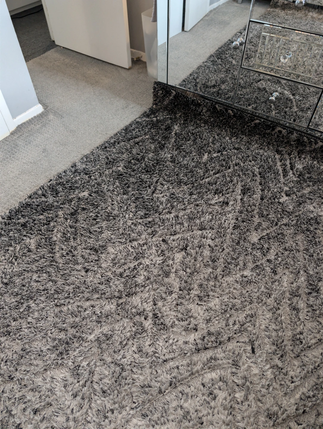 Black and white shaggy area rug - photo 5