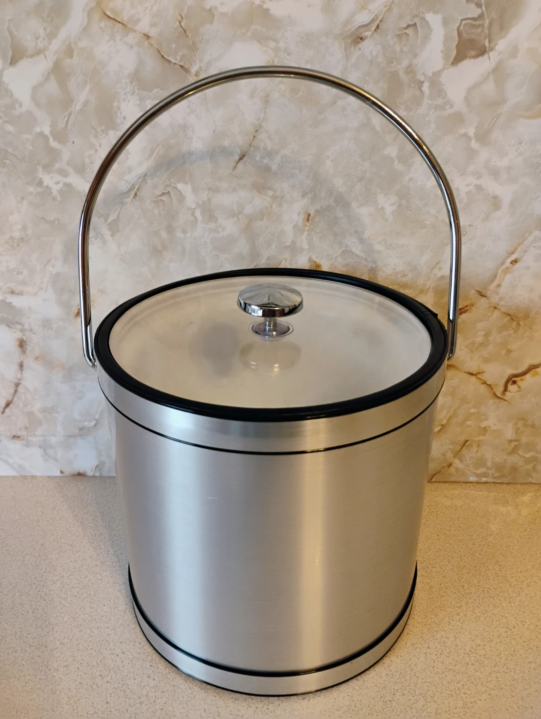 ELEGANT SILVER COLORED ICE BUCKET WITH 2 PLASTIC TABLE COVERS - photo 2
