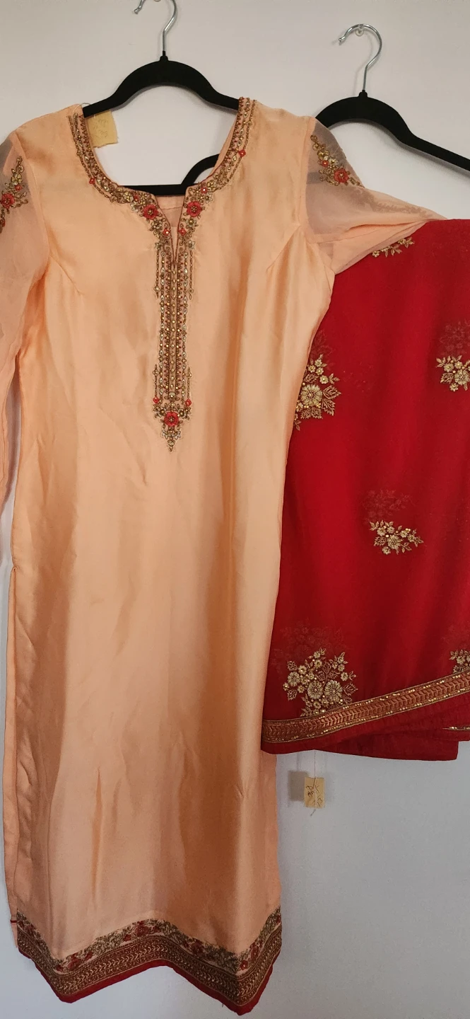 Embroidered peach kameez with red dupatta - photo 3