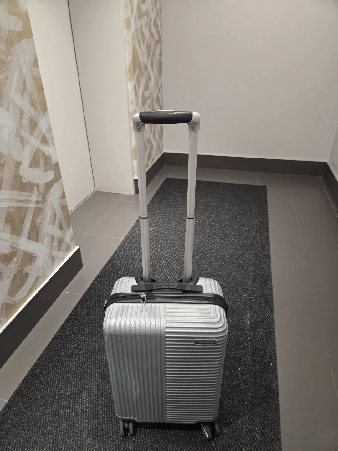 Samsonite hard shell carry-on suitcase - photo 3
