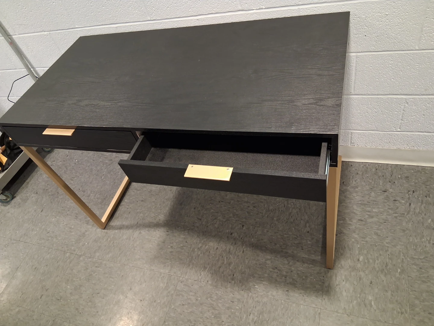 Desk - photo 2
