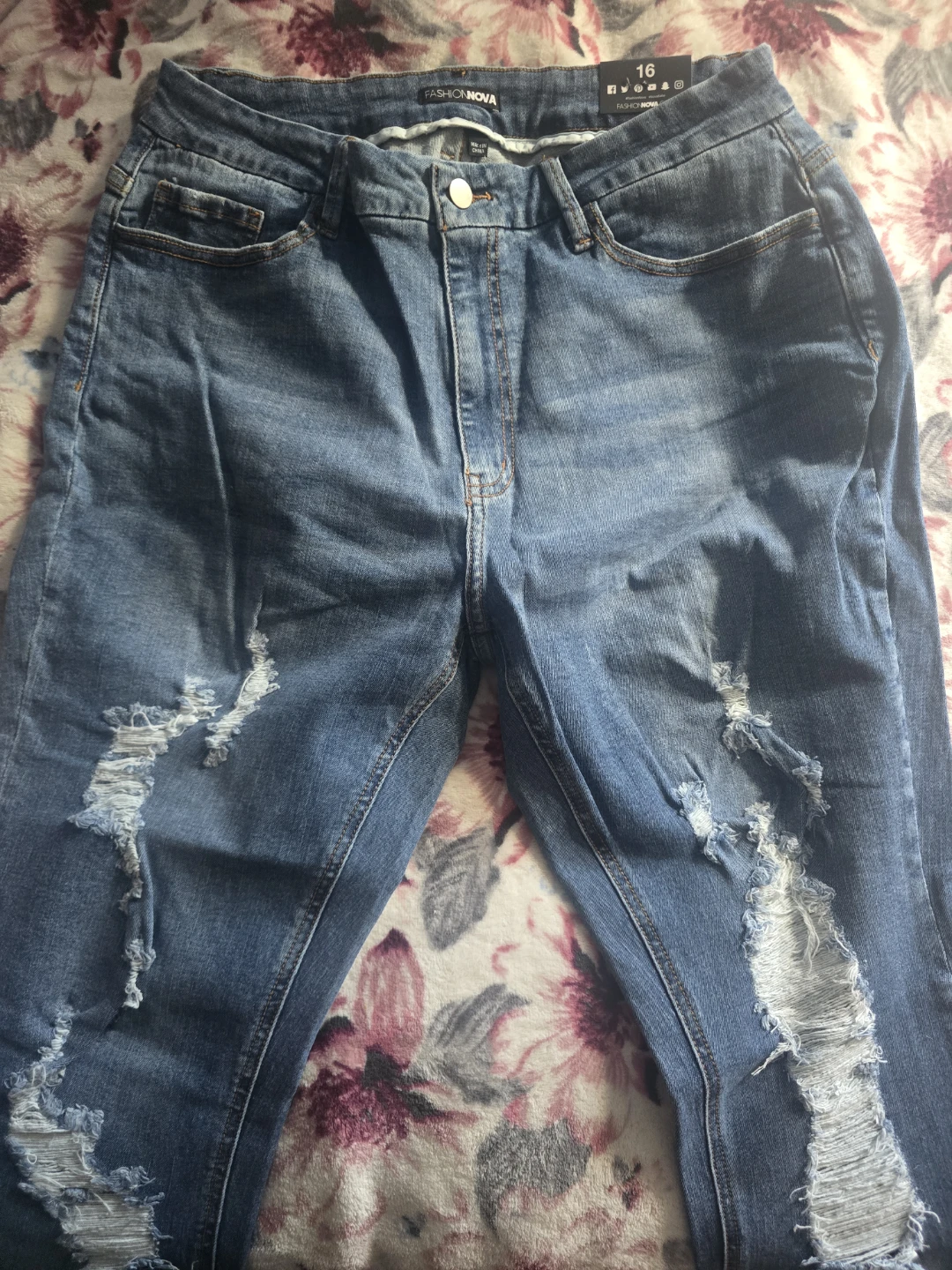 🏈 Fashion Nova High Rise Jeans Size 16