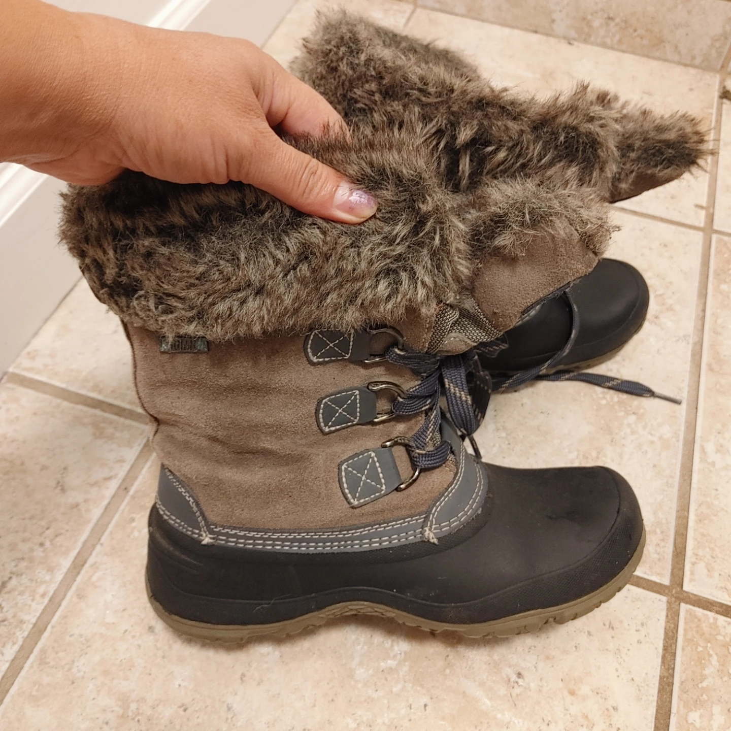 Khombu Women's Winter Boots Size 8