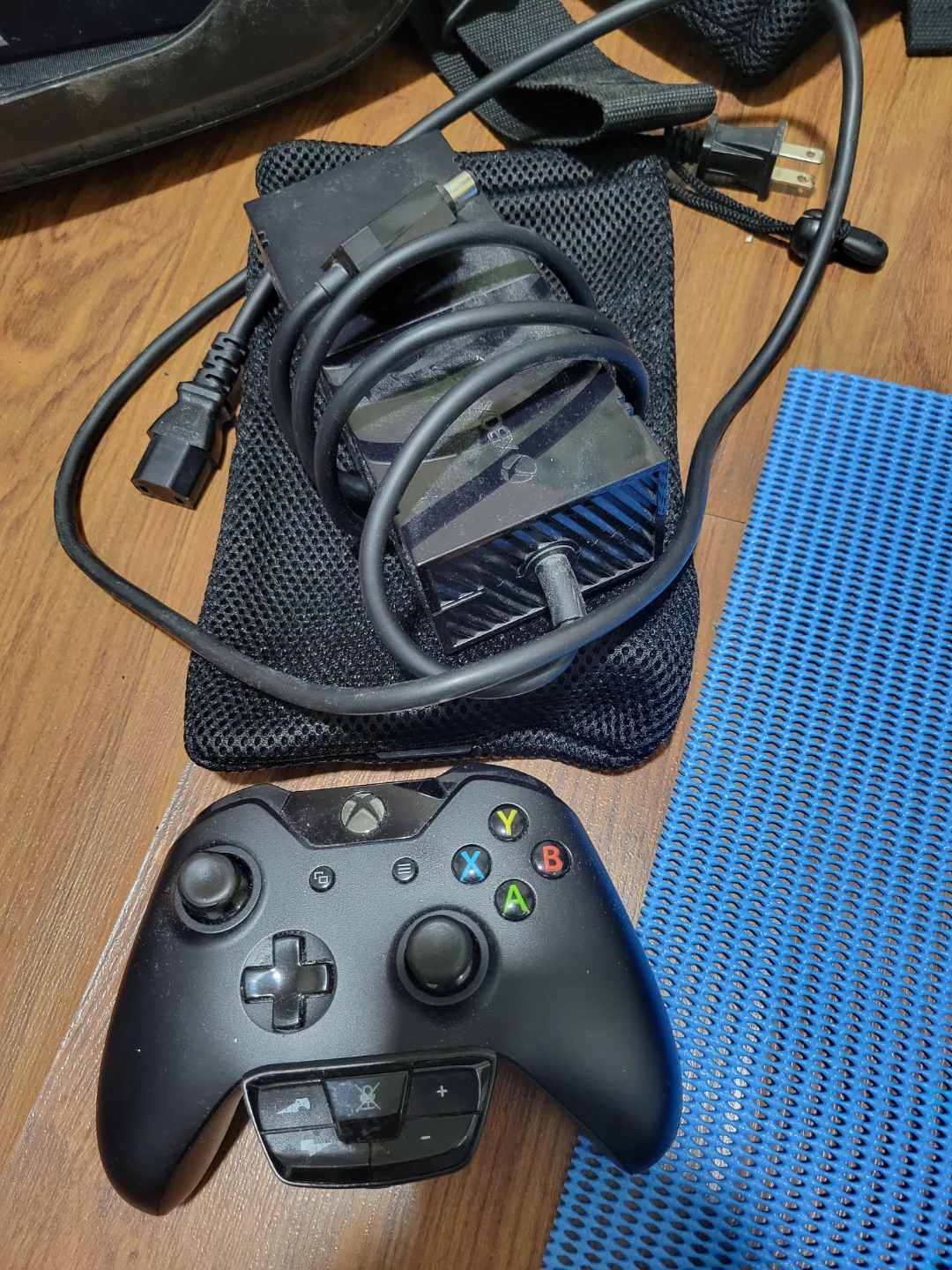 Gaems Portable Gaming Monitor plus Xbox One console - photo 5