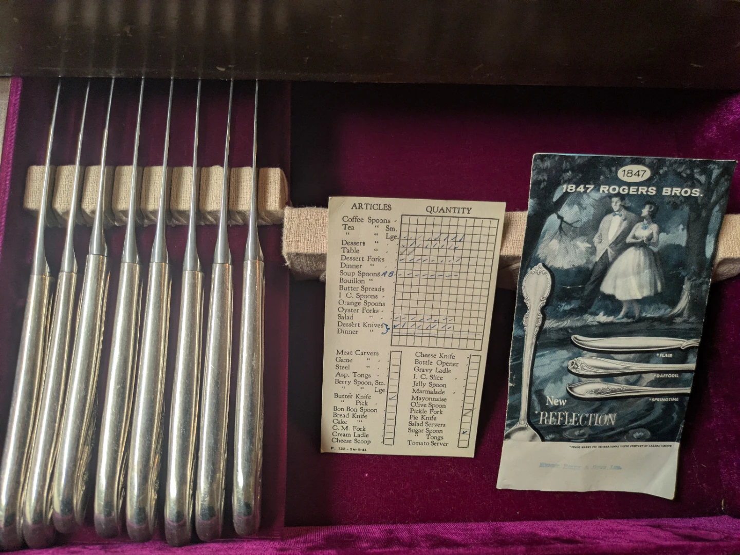 1847 Rogers Bros. Silverware Set in Storage Case - photo 3