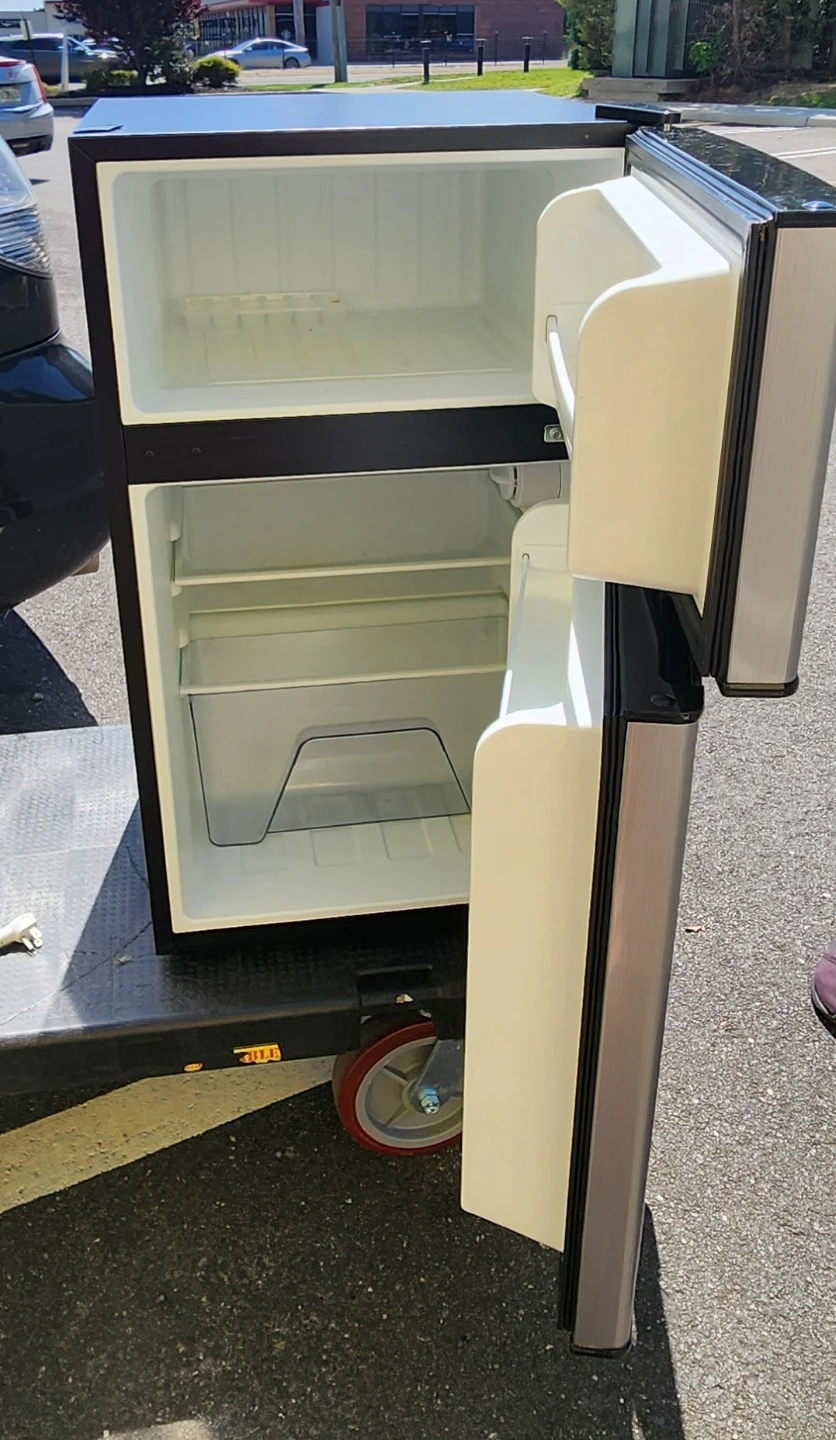 Galanz Mini Refrigerator - photo 2