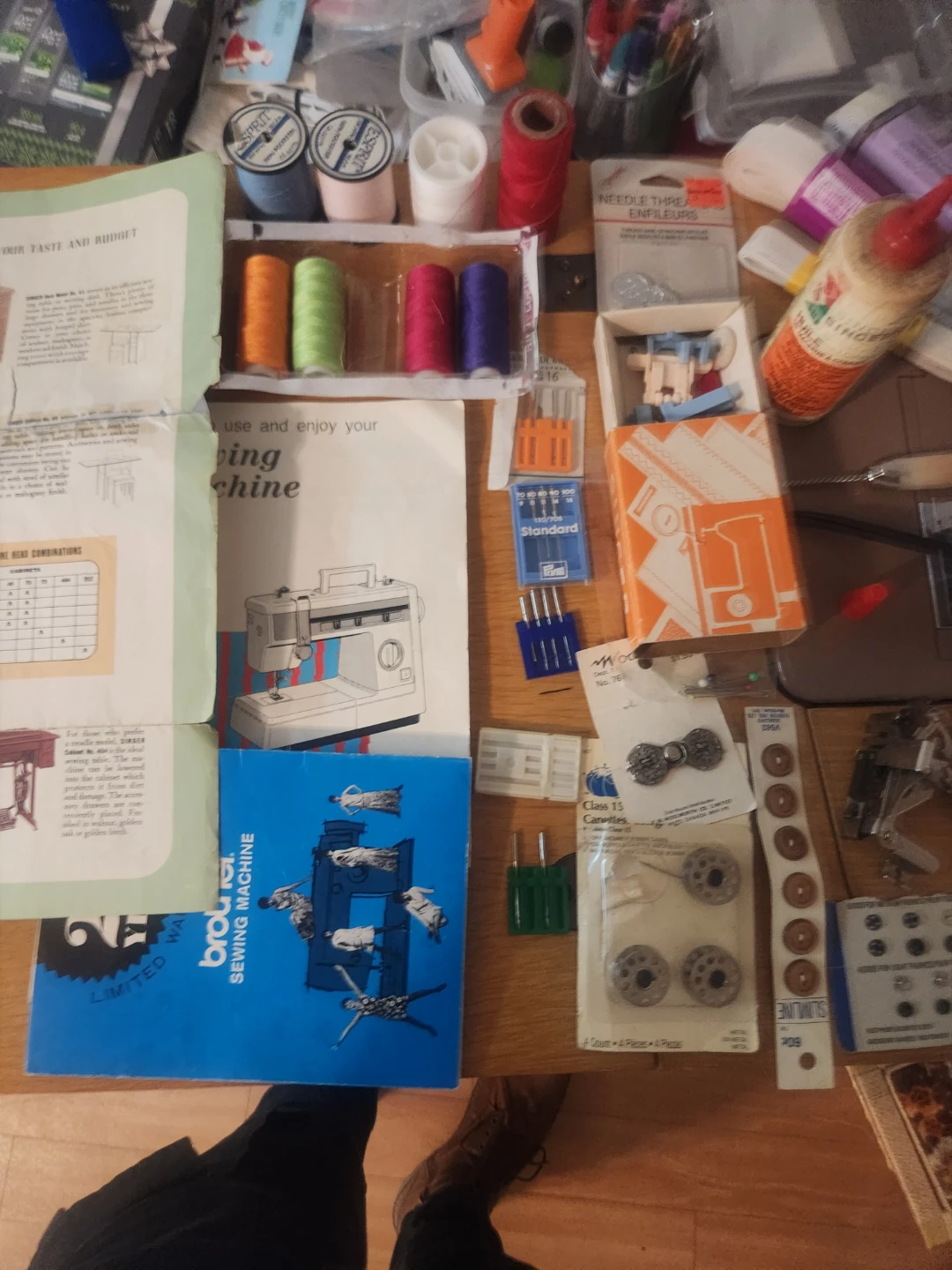 Vintage Singer Sewing Machine with Accessories - photo 4