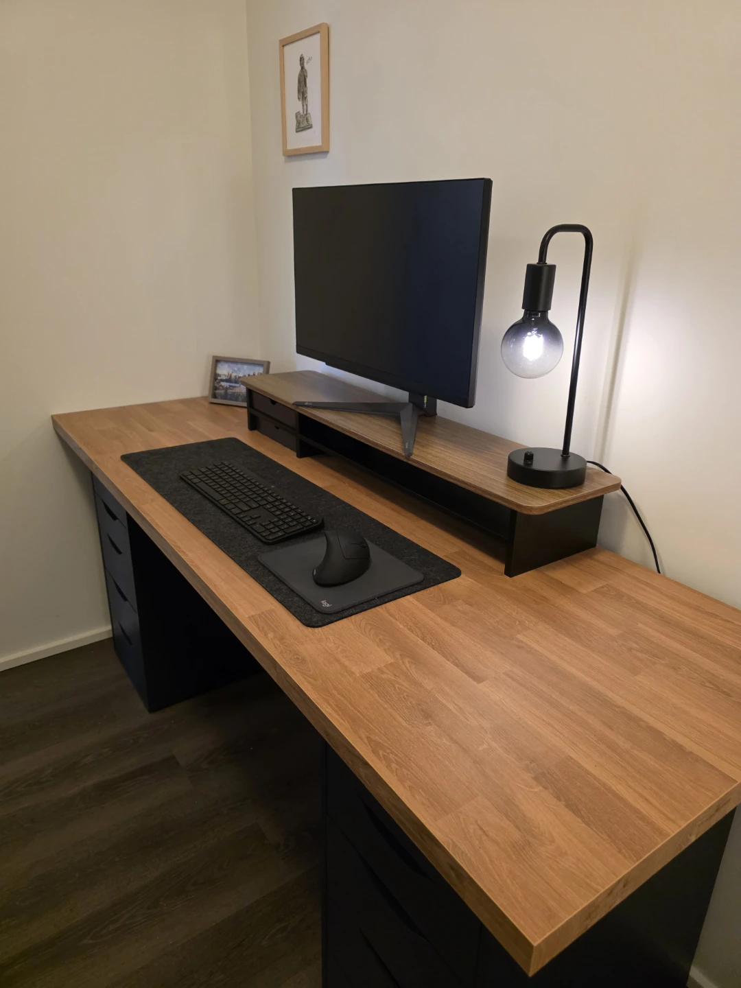 Desk - photo 4