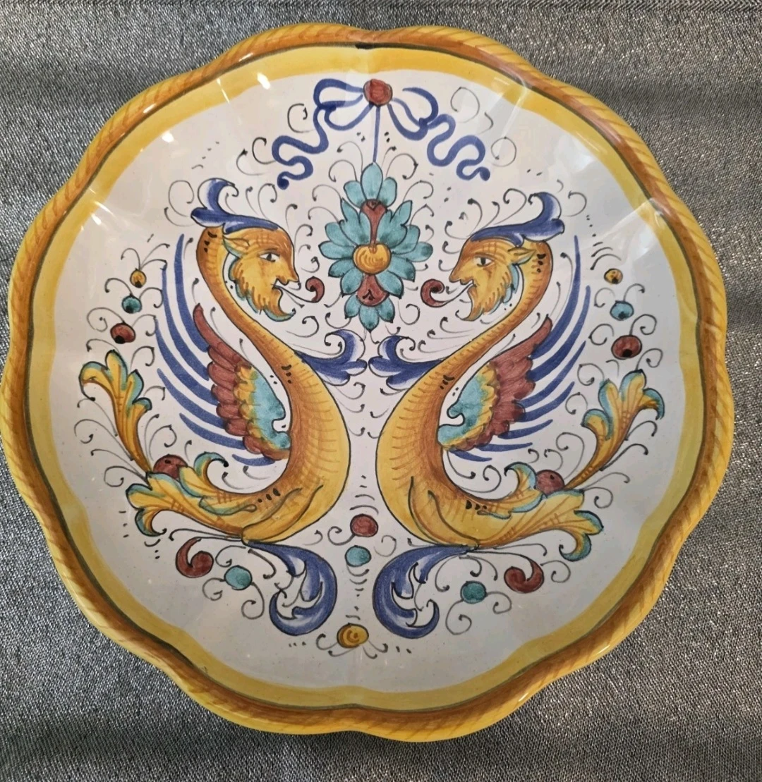 Handpainted Ceramic decorative plate or wall dish from Deruta