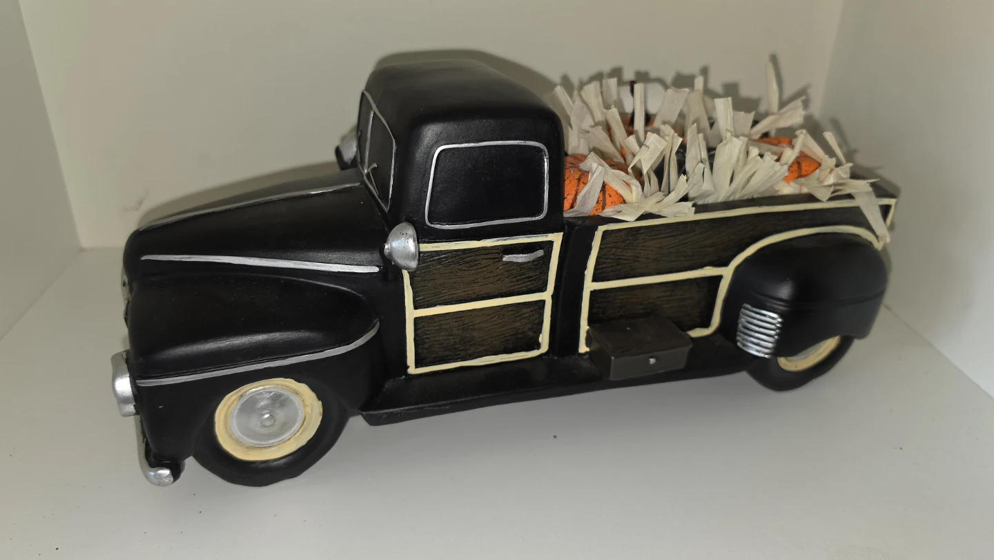 Black vintage-style harvest truck decor for Halloween - photo 2