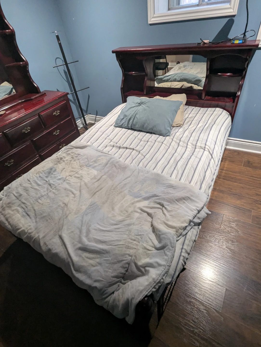 Queen bed with storage in good condition. - photo 3