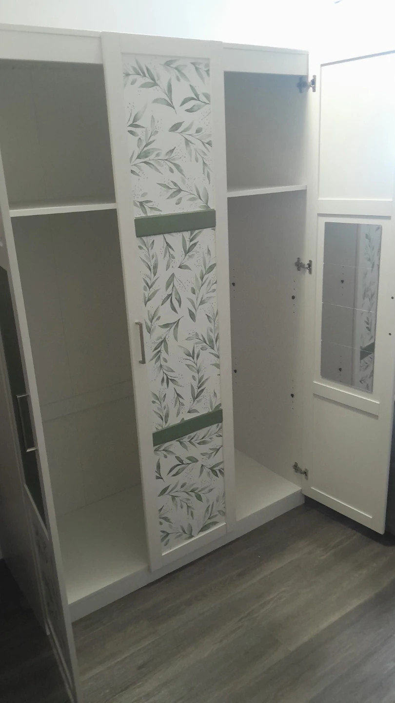 Three-door wardrobe with decorative leaf pattern - photo 3