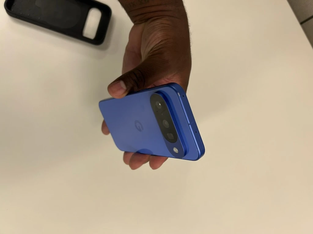 Google Pixel 10 - 128GB (Blue) - Mint Condition w/ Accessories - photo 4