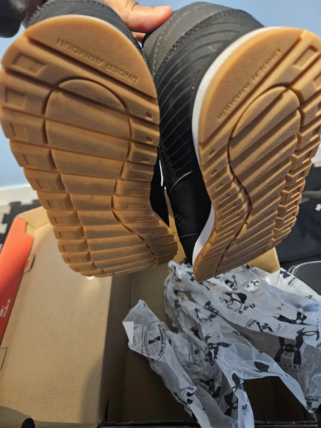 Womens under armour shoes 9.5, read the ad - photo 3