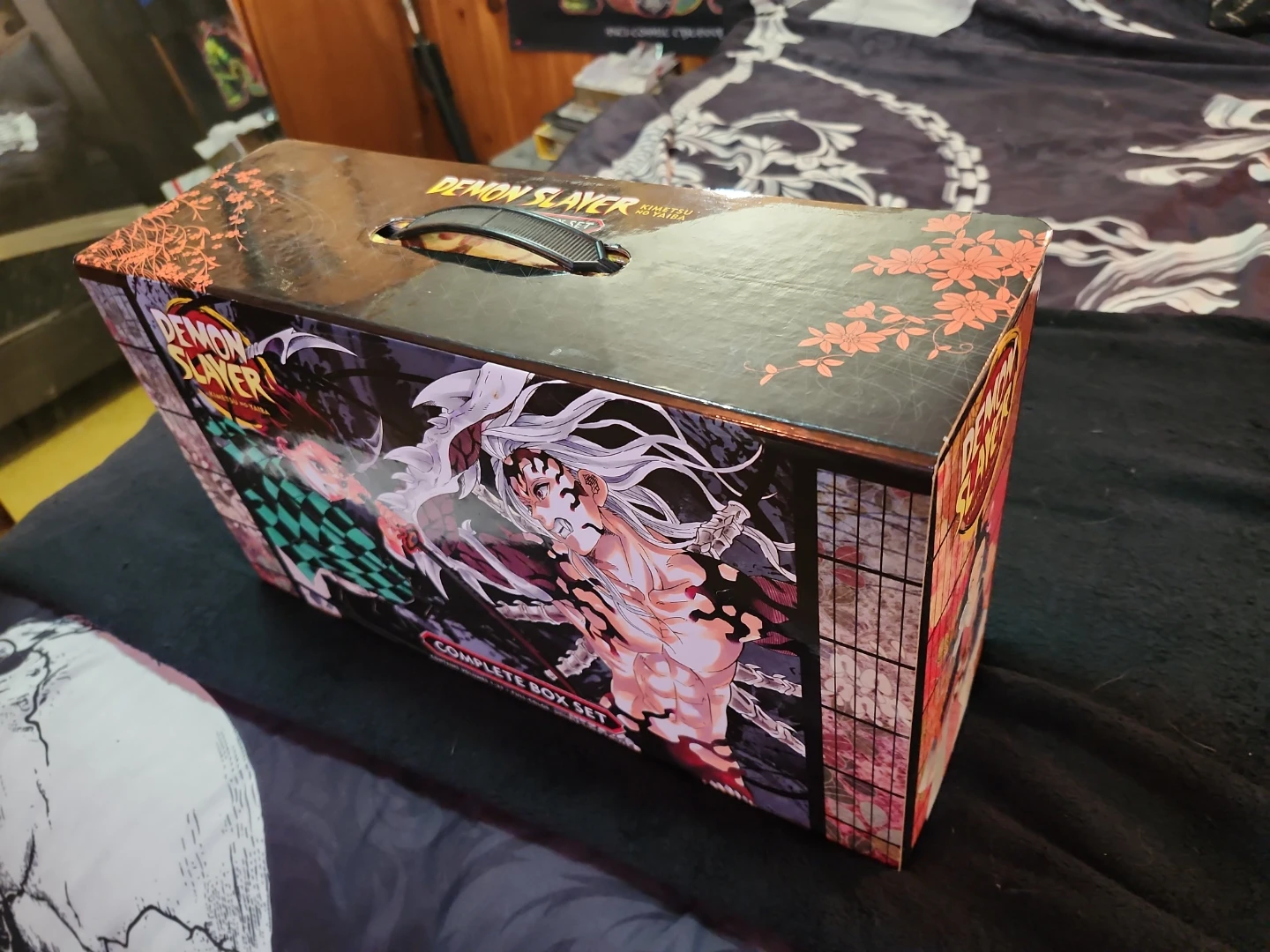 Demon Slayer: Kimetsu no Yaiba Complete Box Set (Volumes 1-23) - photo 2