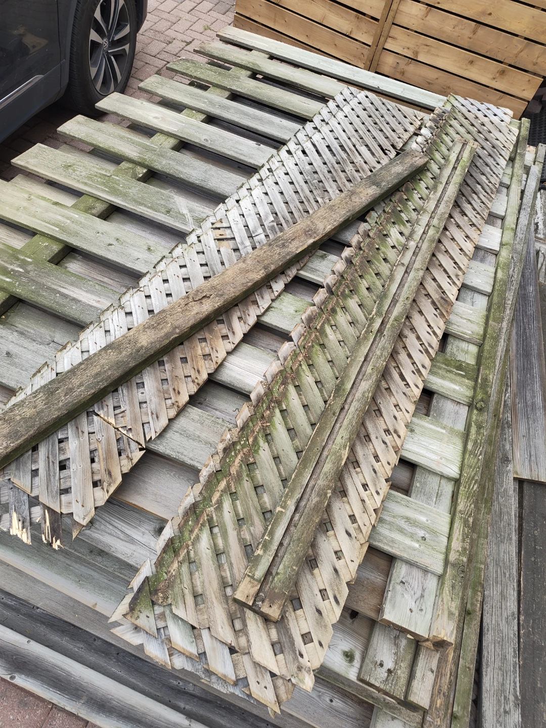 Assorted used wooden fence panels - photo 2