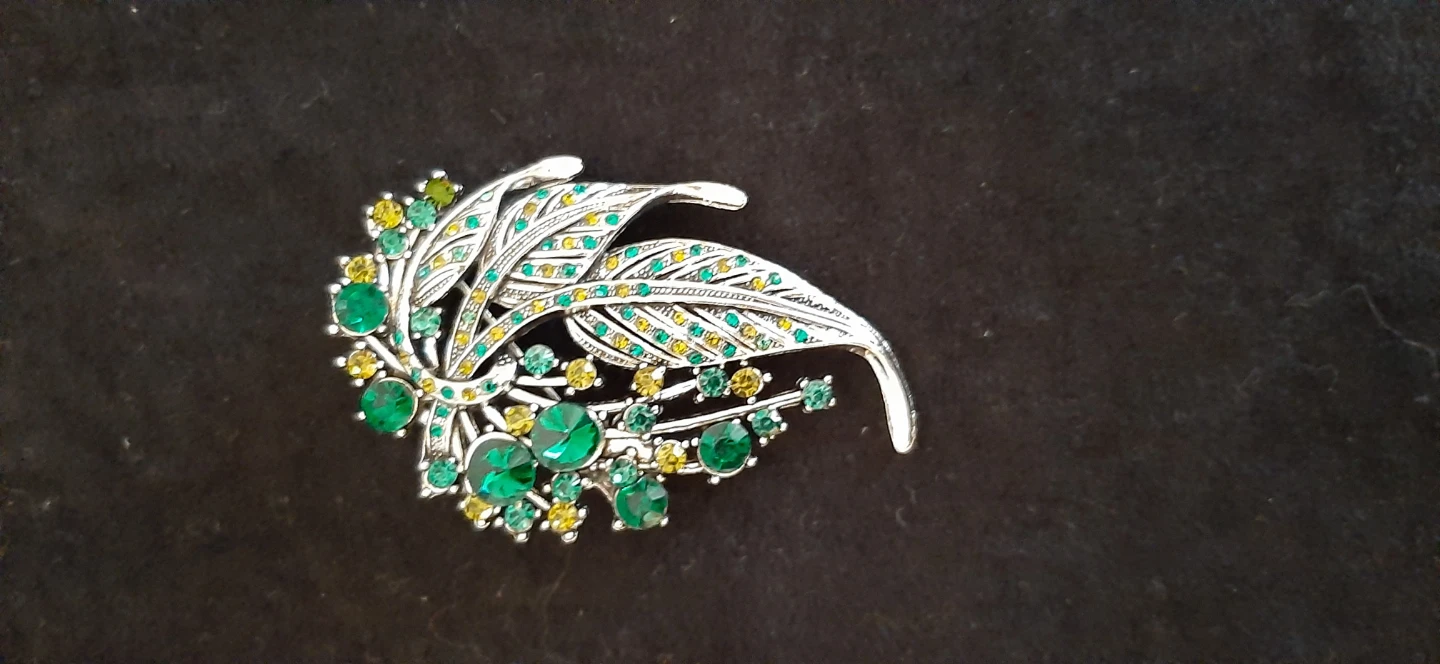 Vintage-look leaf brooch. Green & yellow stones