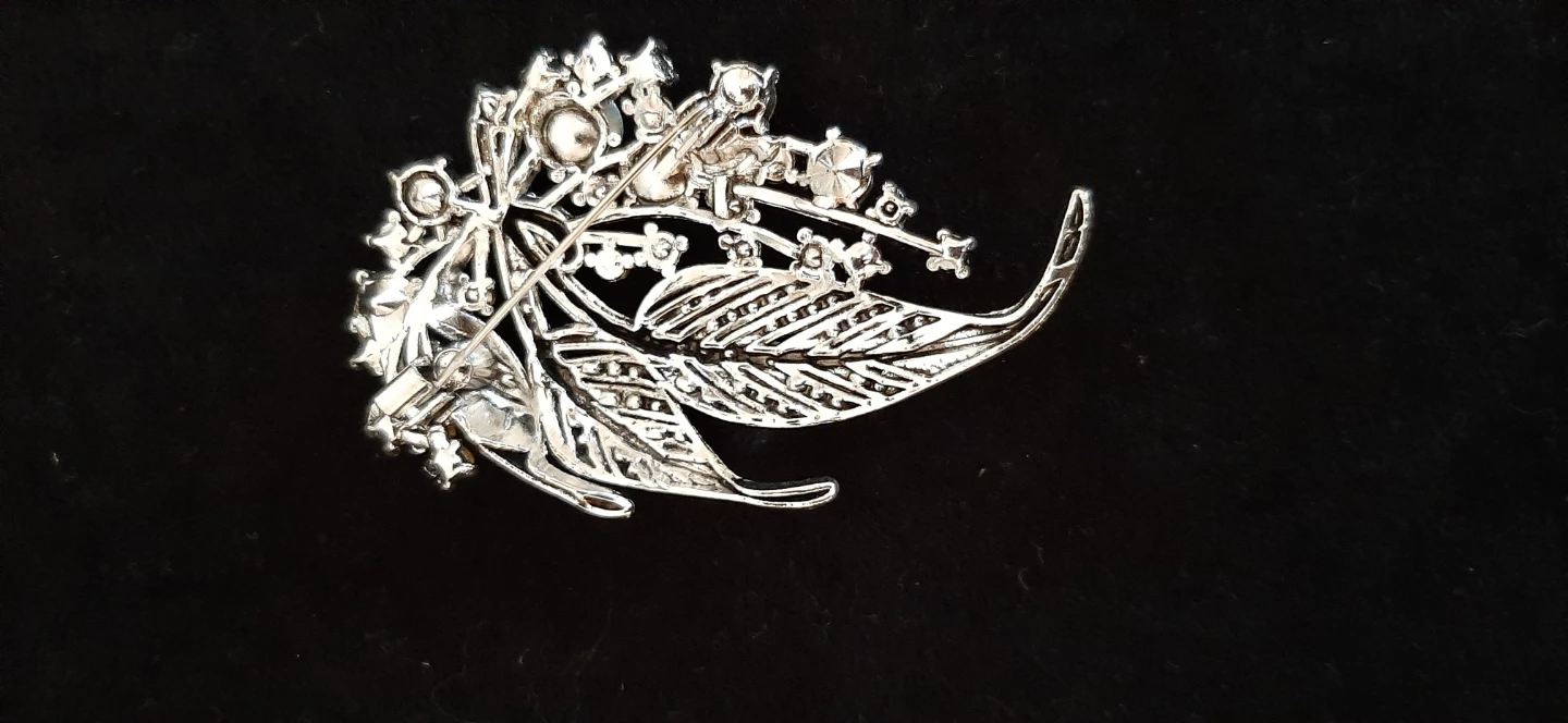 Vintage-look leaf brooch. Green & yellow stones - photo 2
