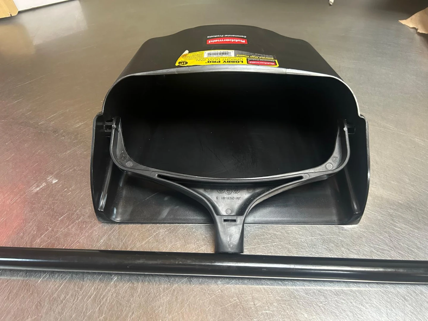 Rubbermaid Lobby Pro Upright Dust Pan - photo 3