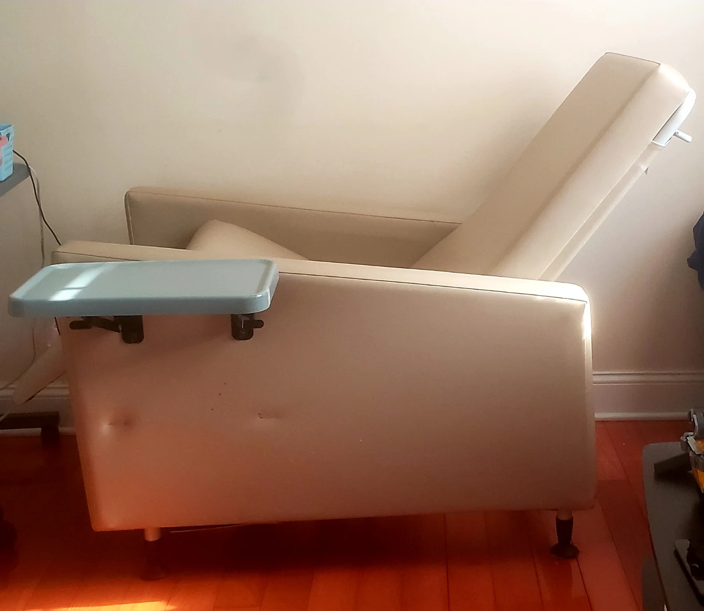 Winco Medical Recliner with Side Tray - photo 4