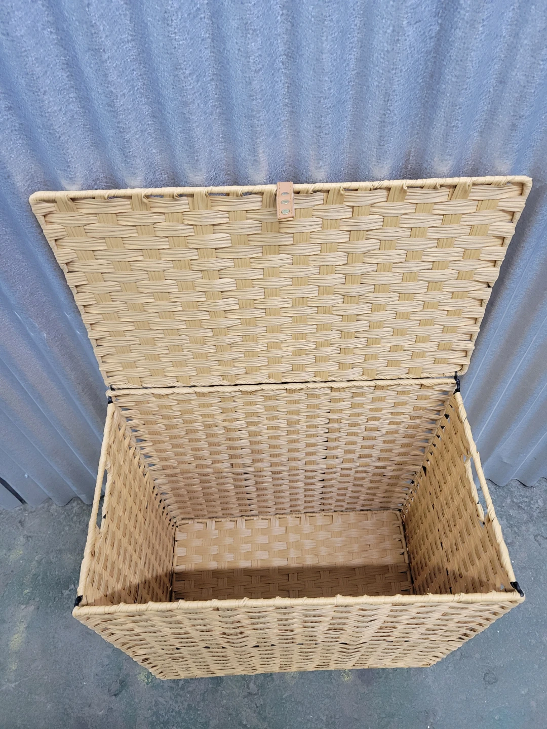 Collapsible Woven Storage Hamper. Like new. - photo 2