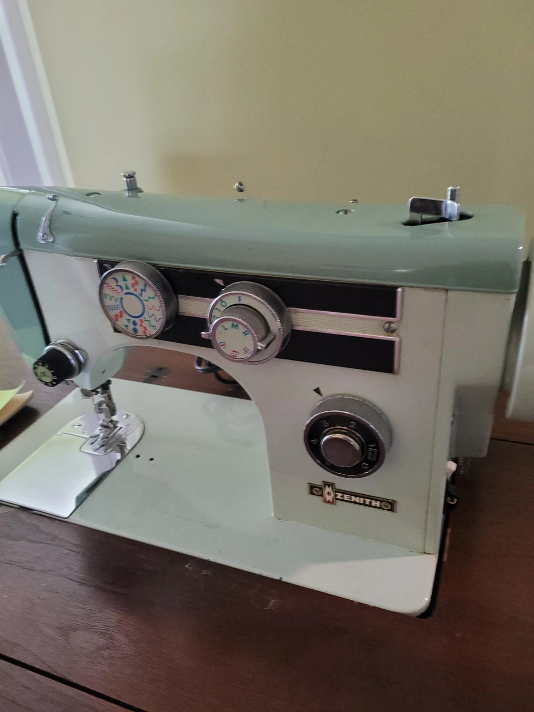 Vintage Zenith Zig Zag sewing machine with cabinet - photo 3