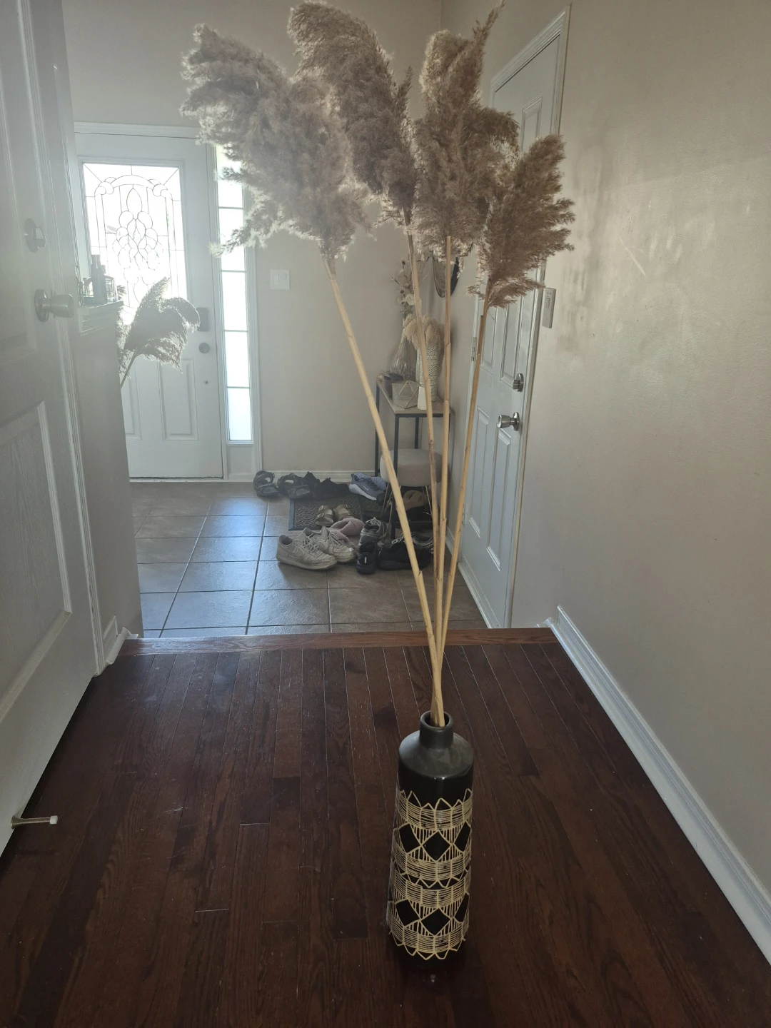 Black patterned vase with decorative grass - photo 3