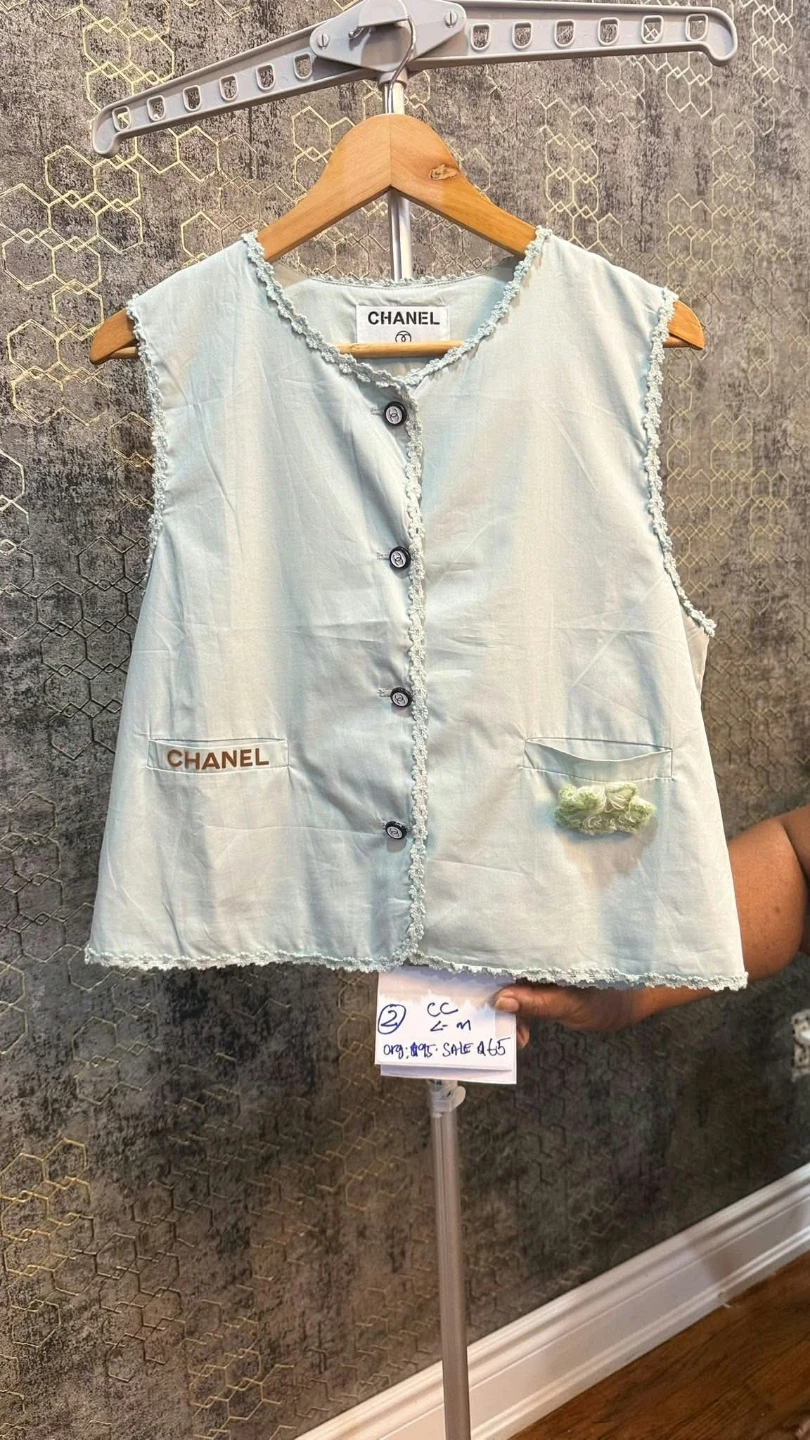 Chanel sleeveless button-up vest - photo 2