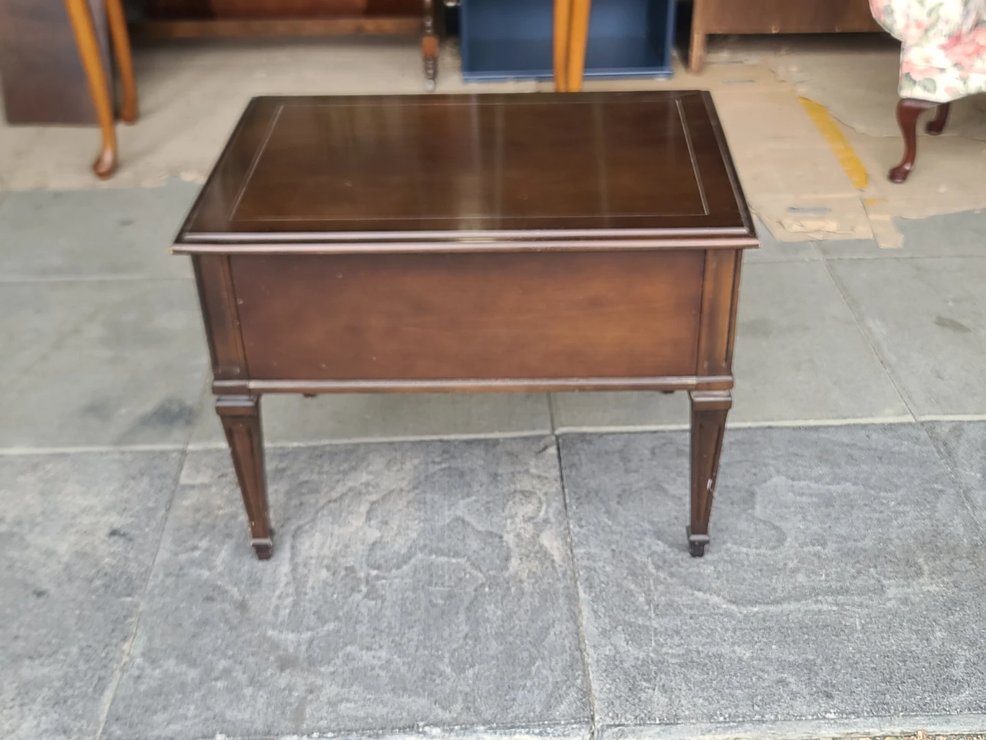 Traditional Dark Wood End Table - photo 2
