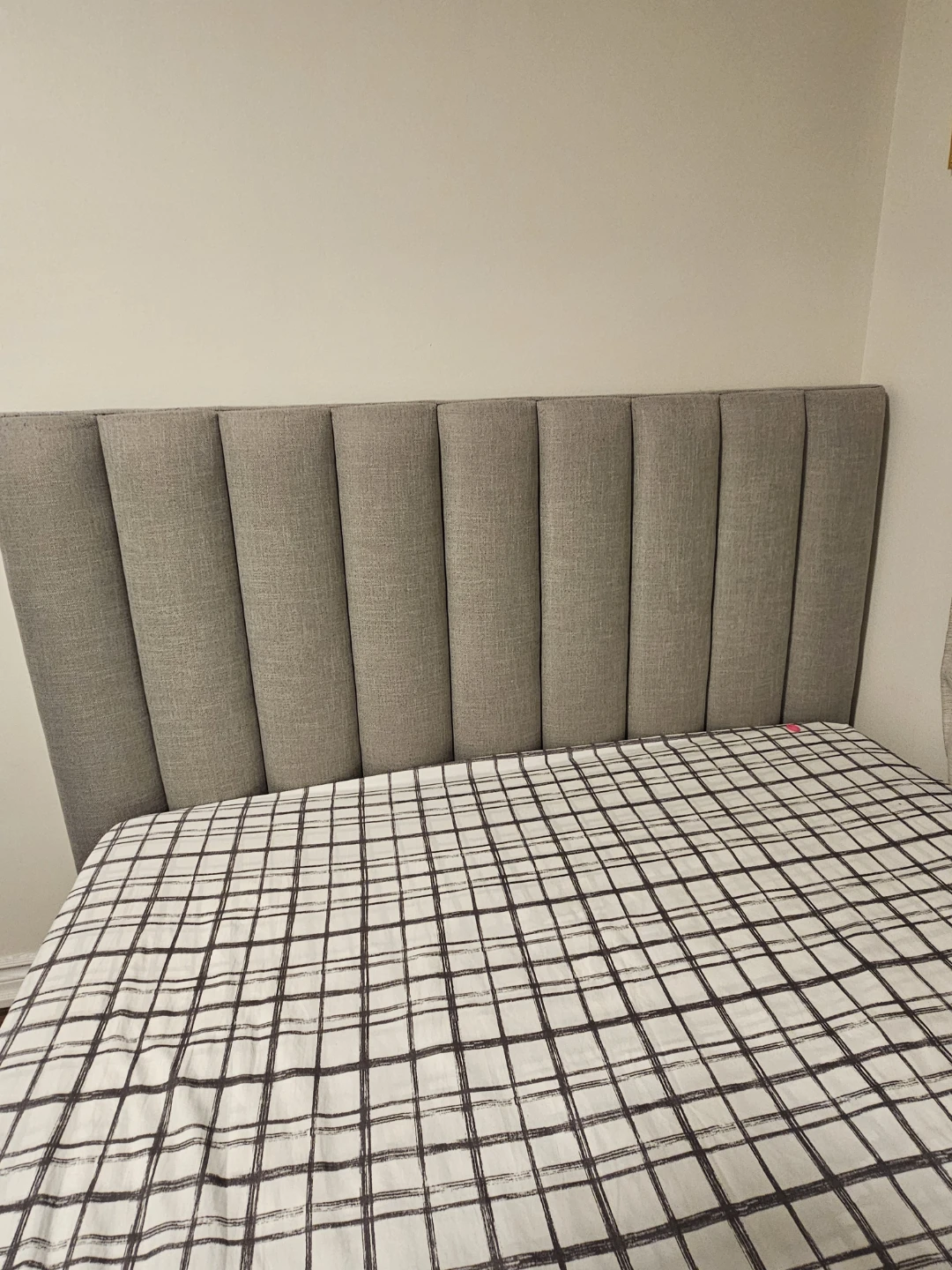 URGENT Queen Bed - The Brick brand - photo 3