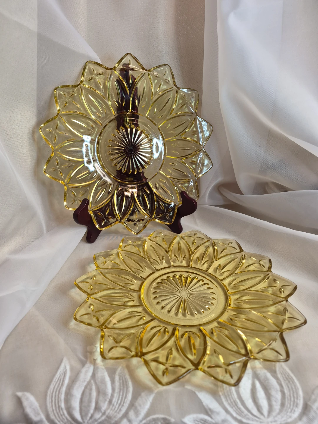Pair of Beautiful Vintage 9 1/4" Round Amber Federal Glass - photo 2