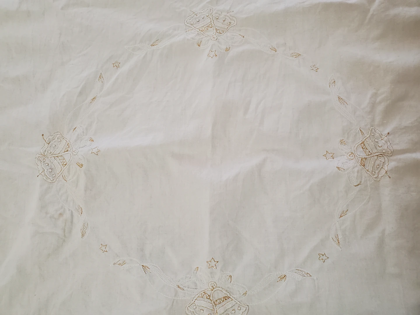 Vintage Embroidered Small Christmas Tablecloth  🏈 - photo 2