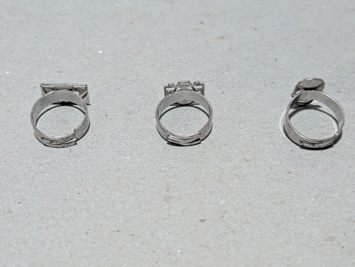 Jewellery: Set of 3 Silver Tone Rings - photo 3