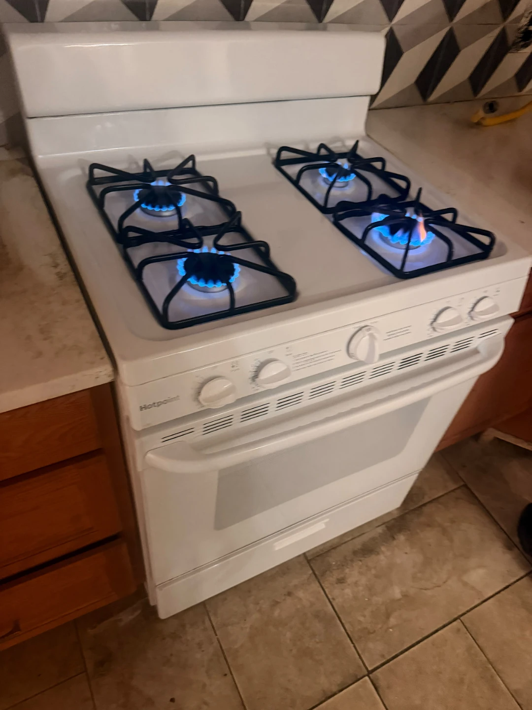 Hotpoint 30in Gas Range White FREE DELIVERY INSTALL