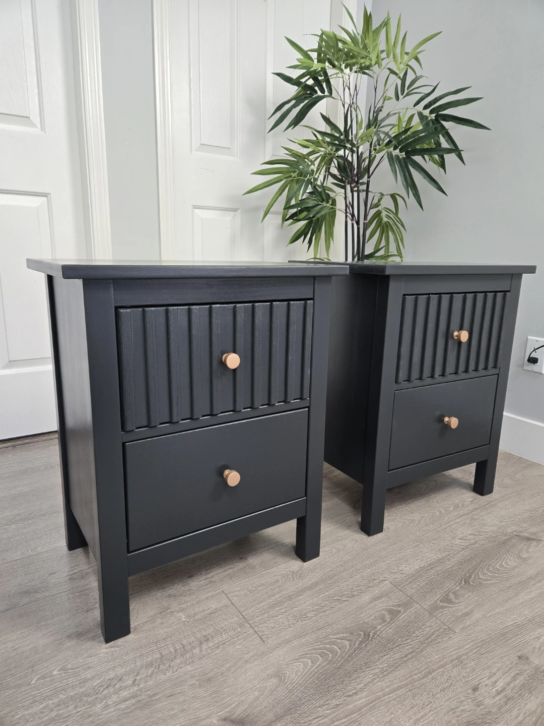 2 newly refinished modern fluted nightstands - photo 4