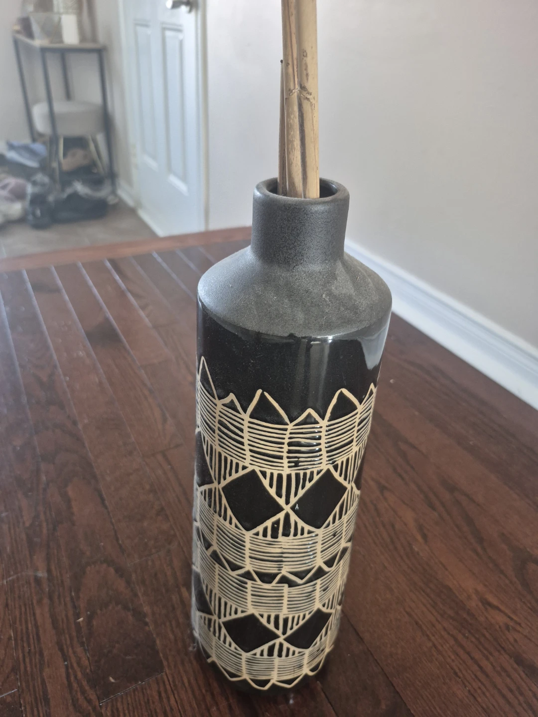 Black patterned vase with decorative grass - photo 2