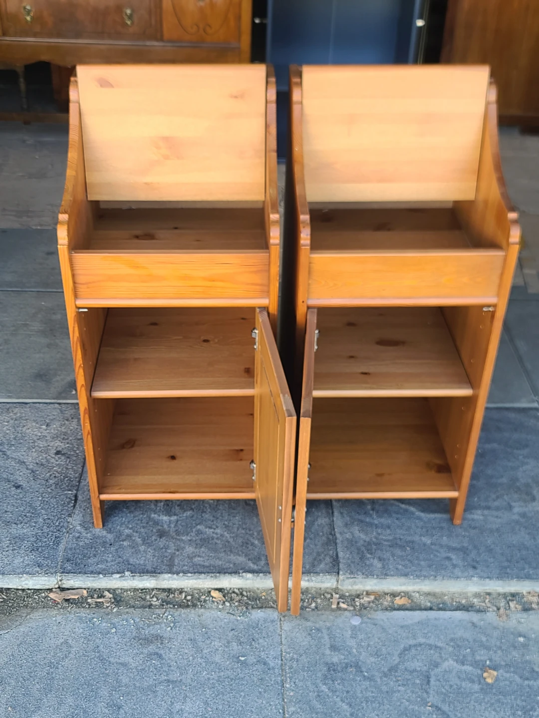 Pair of Pine Bedside Cabinets - photo 3
