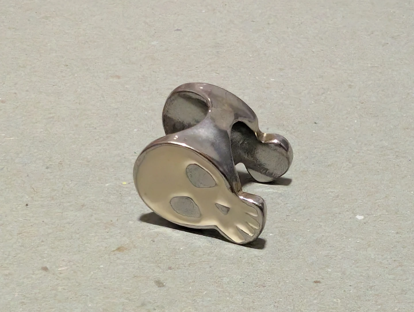 Jewellery: Reversible Black and White Skull Ring - photo 2