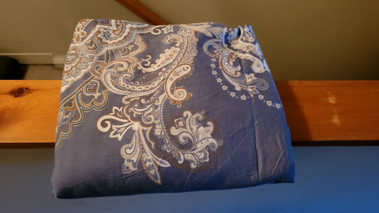 Two weighted blankets and 2 queen duvet covers