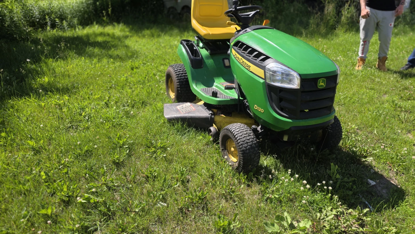 John Deere D120 Lawn Tractor - photo 2
