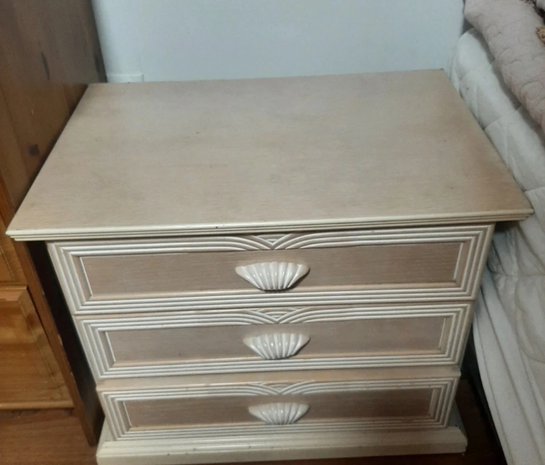🏈3-Drawer Nightstand with Shell Handles