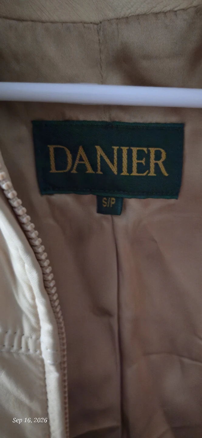 Danier beige leather jacket - photo 2