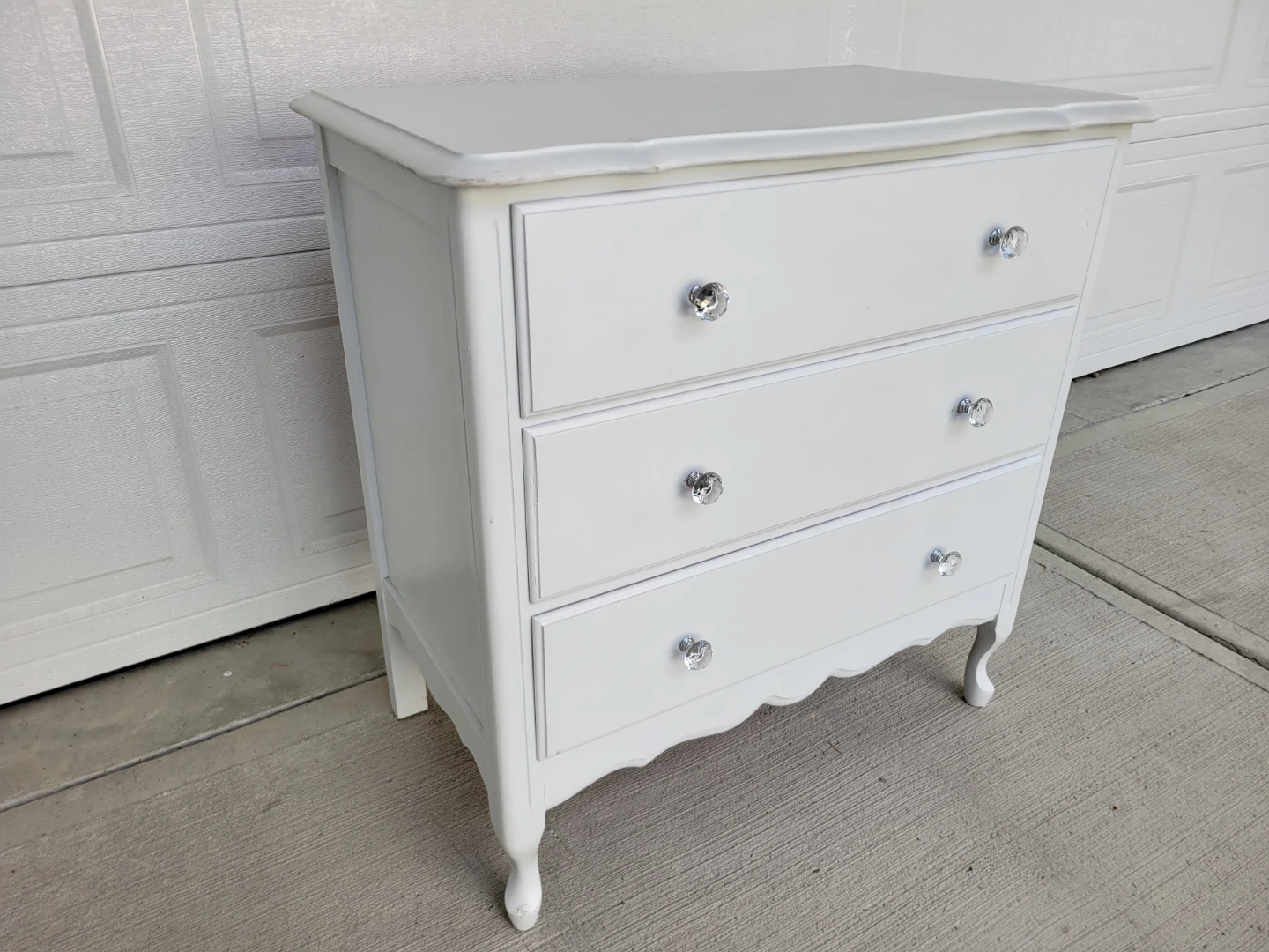 Beautiful ​White French Provincial Dresser / Accent Table - photo 2