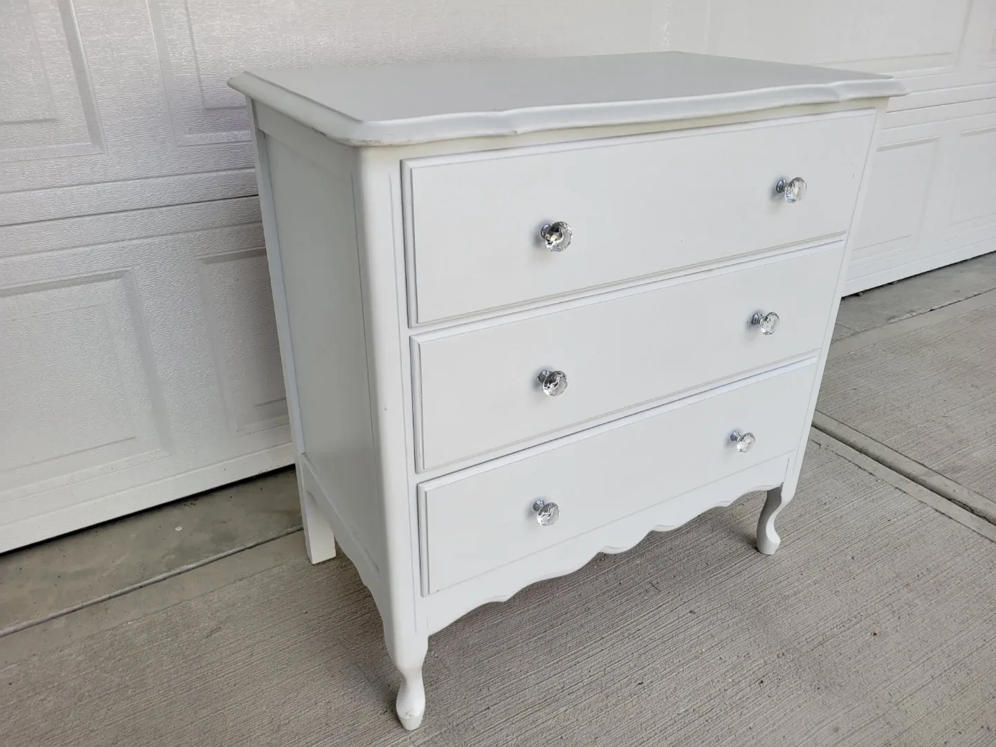 Beautiful ​White French Provincial Dresser / Accent Table - photo 2