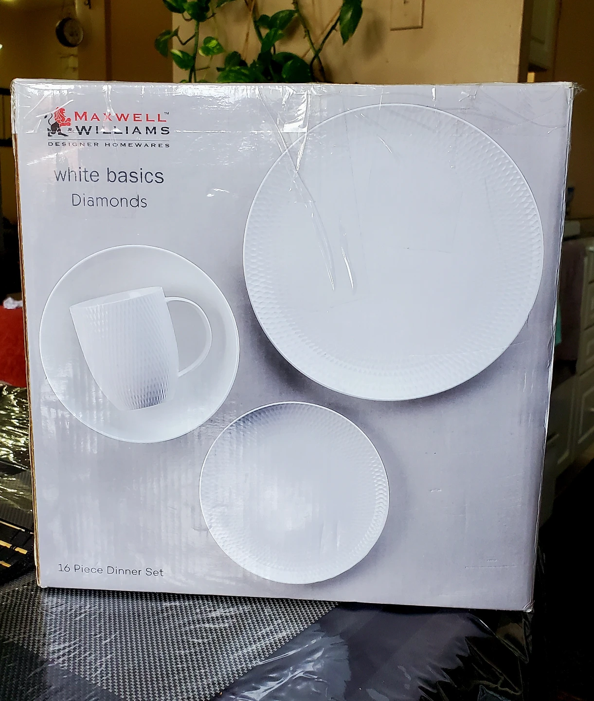 2 Maxwell & Williams 16 pieces White – Diamonds Dinner Set