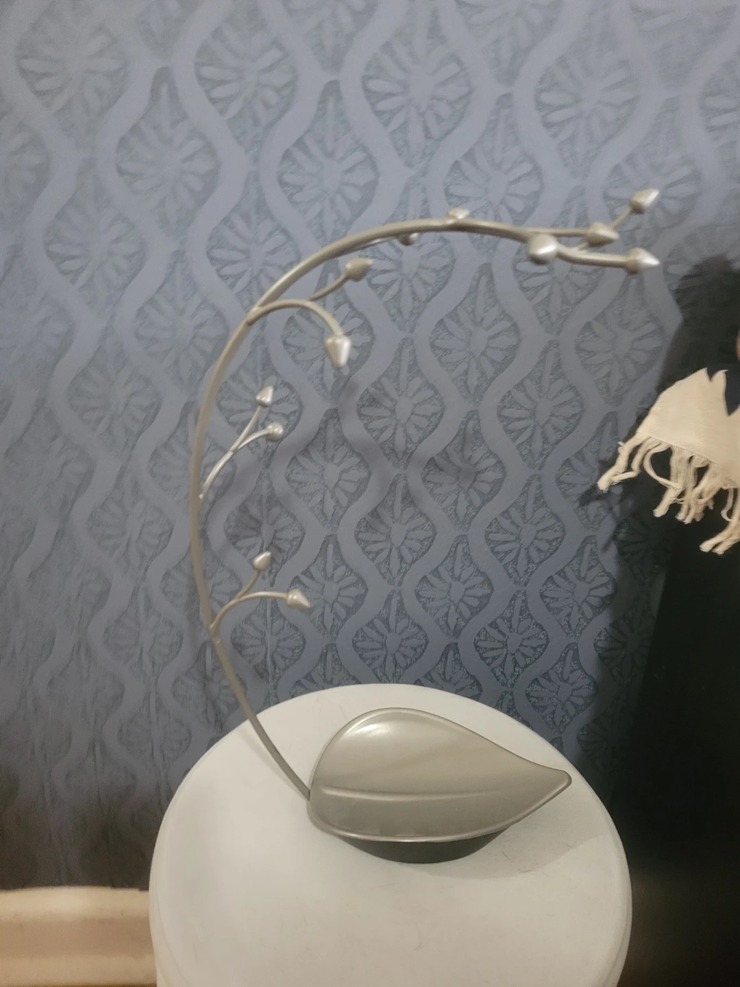 Umbra Decorative leaf jewellery stand