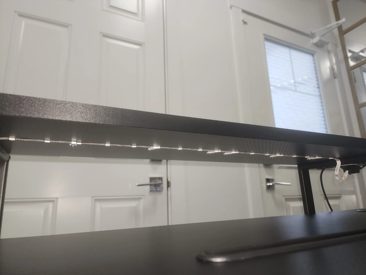 Black gaming desk with LED lights - photo 3