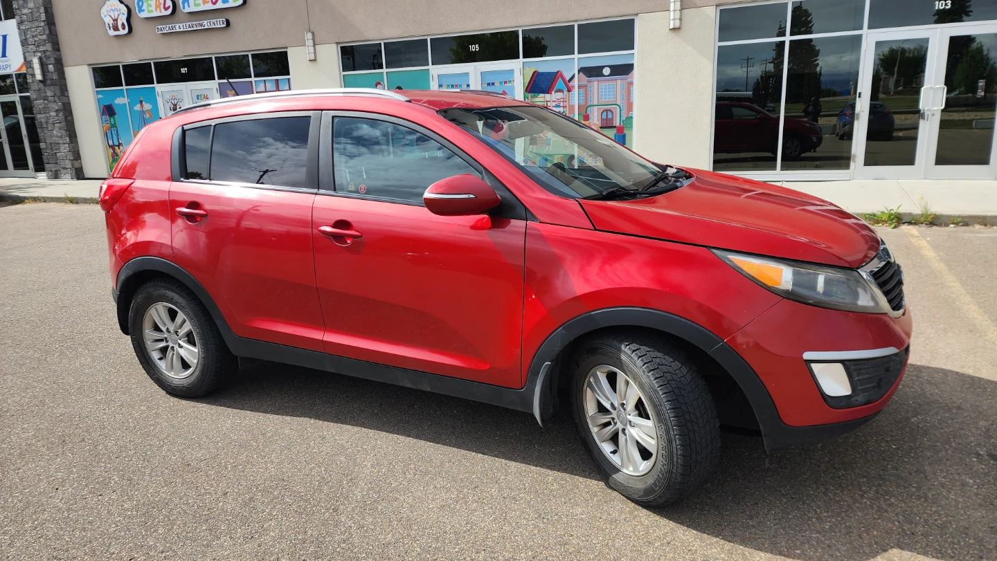 Red Kia Sportage - photo 2
